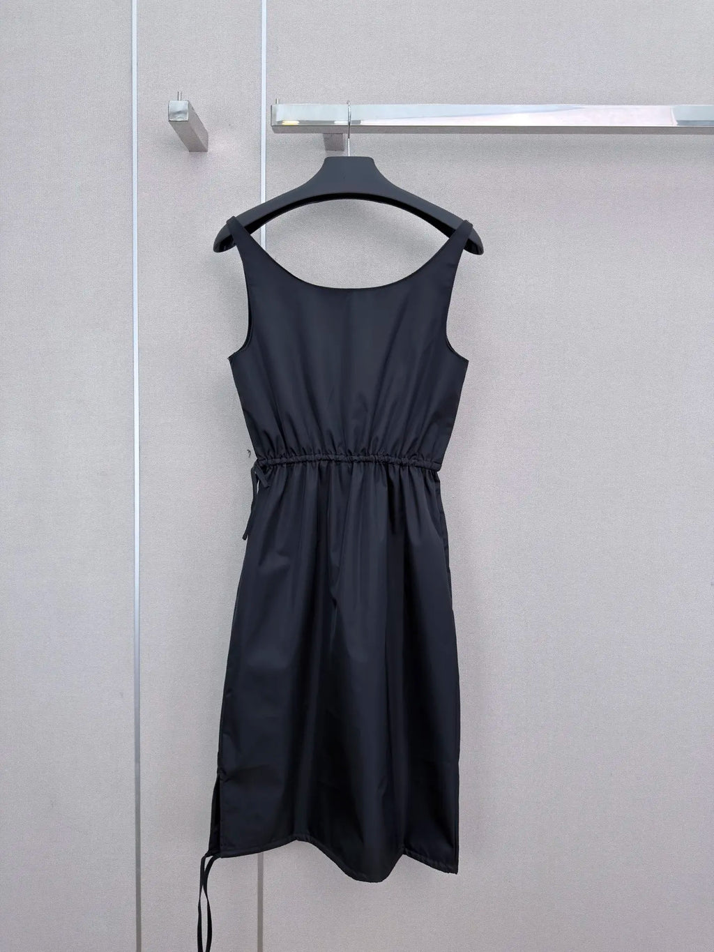 Women's Sleeveless Solid Color Dress.