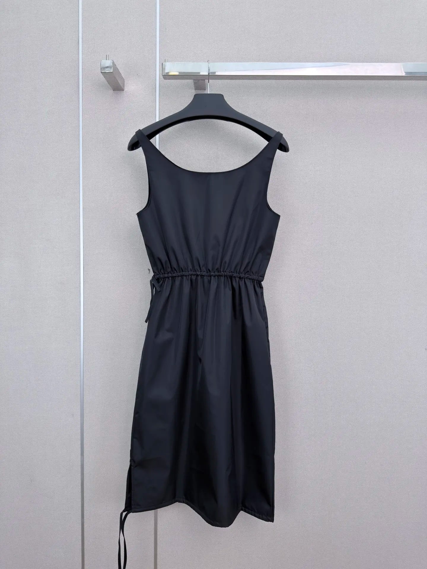Women's Sleeveless Solid Color Dress.