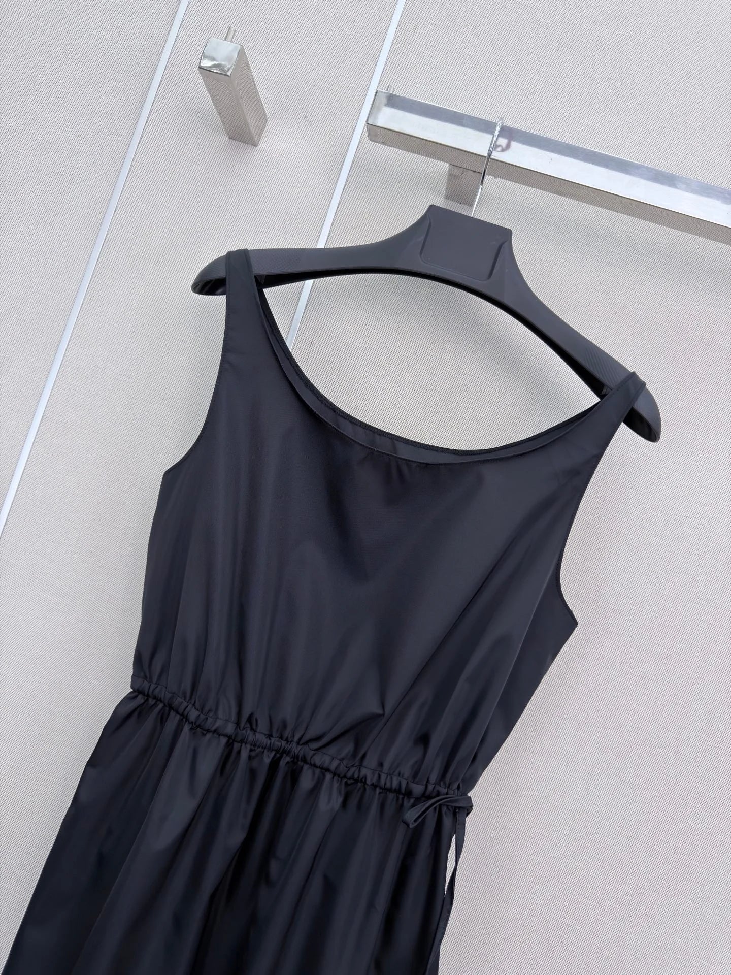 Women's Sleeveless Solid Color Dress.