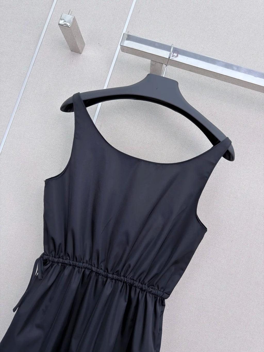 Women's Sleeveless Solid Color Dress.