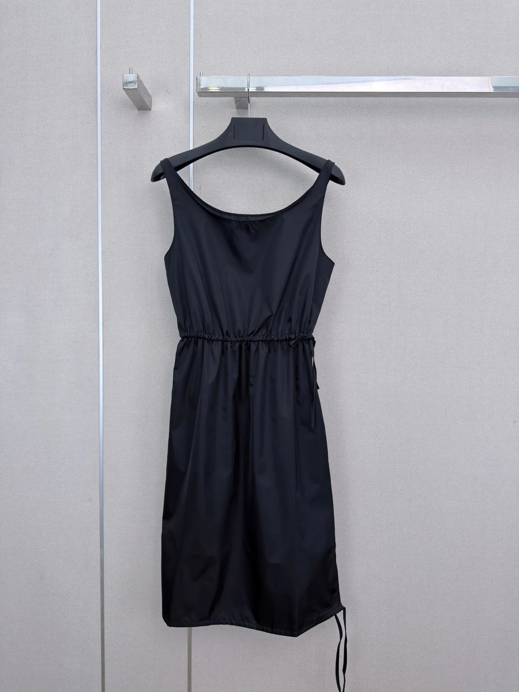 Women's Sleeveless Solid Color Dress.